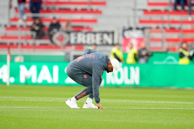 Vincent Kompany (FC Bayern Muenchen, Cheftrainer) checks the pitch surface after arriving at the stadium Bayer 04 Leverkusen vs FC Bayern Muenchen, DFB-Pokal, Halbfinale, Saison 2025 2026, BayArena, Leverkusen, GER, 22.04.2026 DFL REGULATIONS PROHIBIT ANY USE OF PHOTOGRAPHS AS IMAGE SEQUENCES AND OR QUASI-VIDEO Foto: HMB Media Scott W. Coleman Leverkusen BayArena Nordrhein-Westfalen GER Copyright: xScottxW.xColemanx