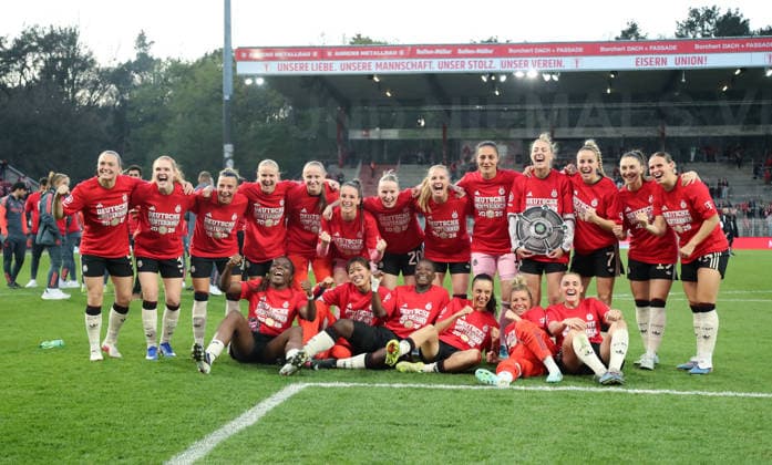FC Bayern women cheer and celebrate the German championship German champion Team photo Winner photo Sport Football Soccer 1 Bundesliga Women Women 23 Matchday Season 2025 2026 22 04 2026 1 FC Union Berlin vs FC Bayern München FCB DFL regulations prohibit any use of photographs as image sequences and or quasi video
