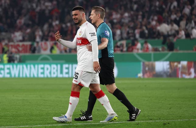 Stuttgart, Football DFB Cup semi-final VfB Stuttgart vs SC Freiburg , from left Deniz Undav VfB and referee Tobias Welz
