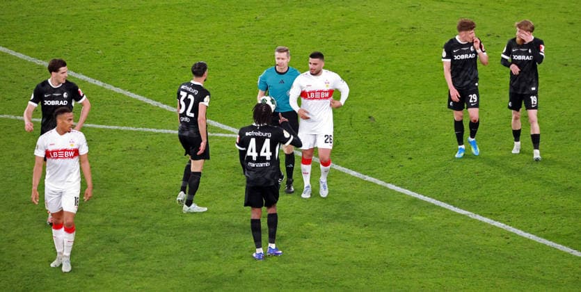 23 04 26 VfB Stuttgart SC Freiburg Germany, Stuttgart, 24 04 2026, Football, DFB Pokal, Season 2025 2026, Semi-final, VfB Stuttgart SC Freiburg v l Tobias Welz Referee , Deniz Undav VfB Stuttgart
