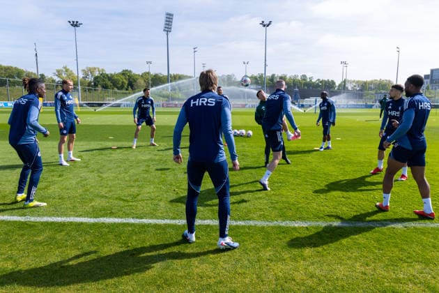 24 04 2026, Football, Training of FC Schalke 04 The players of S04 play Rondo to warm up Gelsenkirchen Training ground FC Schalke 04 NRW Germany xRHR PHOTO YYx Copyright: RHR-FOTOx RHR-FOTO YY