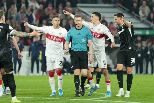 Everyone is unhappy with Tobias Welz referee and complains , Germany, Football, Semi-final, DFB Pokal, 2025 26, VfB Stuttgart vs SC Freiburg, 23 04 2026, MHP Arena, Stuttgart, Germany Stuttgart MHP Arena Baden Württemberg Germany Copyright: xArnexAmbergx