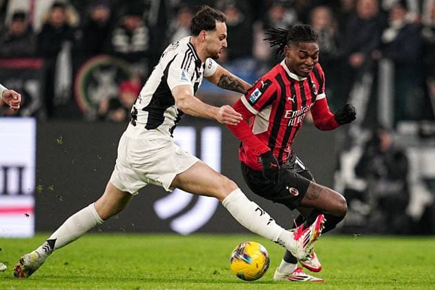 Juventus Federico Gatti fights for the ball with AC Milan& x2019;s Rafael Leao during the Serie A soccer match between Juventus and Milan at the Allianz Stadium in Torino, north west Italy - Saturday, January 18, 2024. - Soccer .  Copyright: xMarcoxAlpozzi LaPressex
