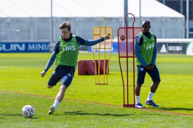 24.04.2026, Fussball, Training des FC Schalke 04. v. l. Max Grüger (FC Schalke 04), Christopher Antwi-Adjei (FC Schalke 04). Gelsenkirchen Trainingsgelände FC Schalke 04 NRW Deutschland xRHR-FOTO YYx Copyright: RHR-FOTOx RHR-FOTO YY