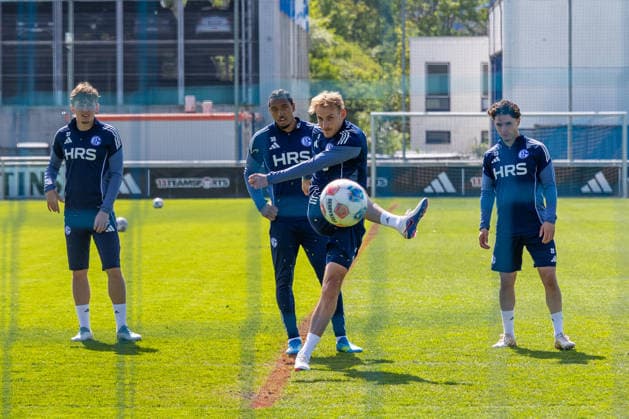 24 04 2026, Football, Training of FC Schalke 04 f l Max Grüger FC Schalke 04 , Anton Donkor FC Schalke 04 , Timo Becker FC Schalke 04 , Soufiane El Faouzi FC Schalke 04 Gelsenkirchen Training ground FC Schalke 04 NRW Germany xRHR PHOTO YYx Copyright: RHR-FOTOx RHR-FOTO YY