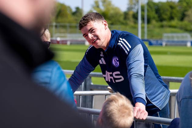 24 04 2026, Soccer, Training of FC Schalke 04 Goalkeeper Luca Podlech FC Schalke 04 takes selfies with the fans Gelsenkirchen Training ground FC Schalke 04 NRW Germany xRHR PHOTO YYx Copyright: RHR-FOTOx RHR-FOTO YY