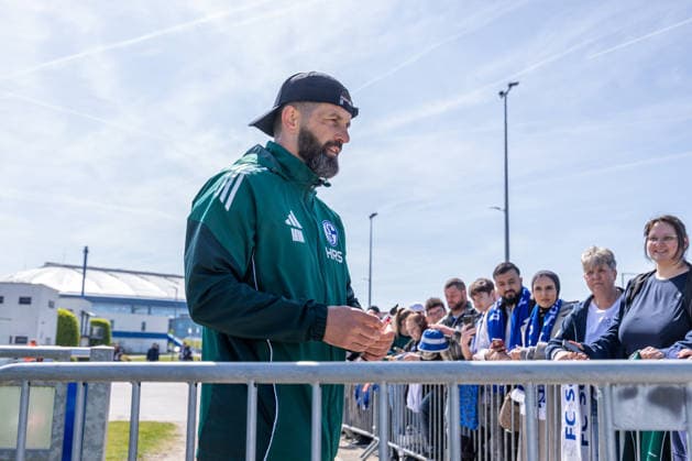 24 04 2026, Football, Training of FC Schalke 04 Coach Miron Muslic FC Schalke 04 goes to the fans and gives autographs Gelsenkirchen Training ground FC Schalke 04 NRW Germany xRHR PHOTO YYx Copyright: RHR-FOTOx RHR-FOTO YY