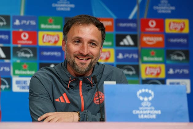 Jose Barcala FC Bayern Muenchen, Head coach laughs at press conference, GER, International press conference, FC Bayern Muenchen, Football, UEFA Womens Champions League, Semi-final, First leg, 2025 2026 season, 24 04 2026, GER, International press conference, FC Bayern Muenchen, Football, UEFA Womens Champions League, Semi-final, First leg, 2025 2026 season, 24 04 2026 Muenchen Copyright: xEibner-Pressefoto JennixMaulx EP_JML