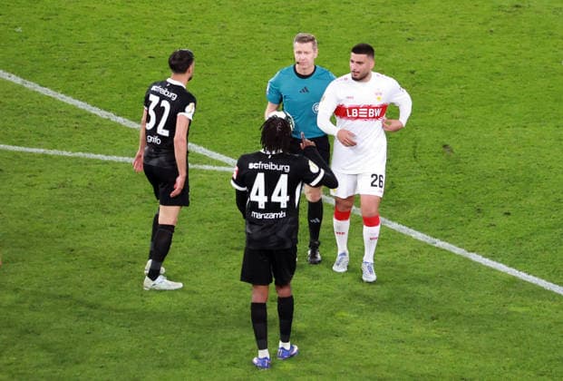 23 04 26 VfB Stuttgart SC Freiburg Germany, Stuttgart, 24 04 2026, Football, DFB Pokal, Season 2025 2026, Semi-final, VfB Stuttgart SC Freiburg v l Tobias Welz Referee , Deniz Undav VfB Stuttgart
