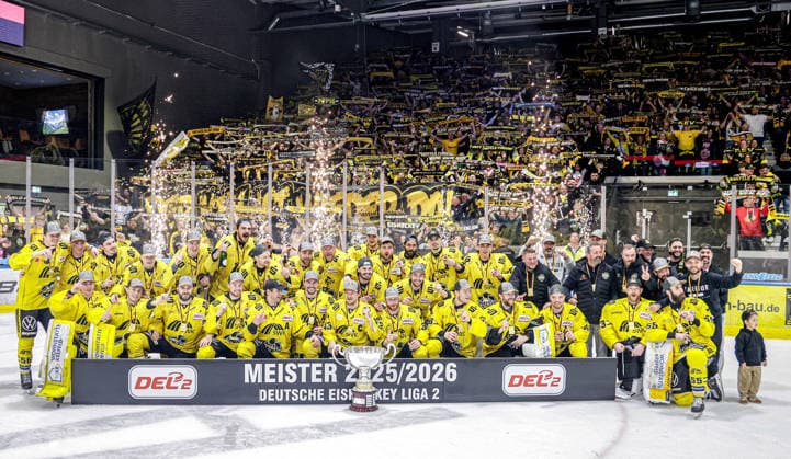 24 04 2026, xstex, ice hockey DEL2 playoffs final game 4, Kassel Huskies Krefeld Pinguine v l Krefeld Pinguine DEL 2 champion champion photo winner photo climber Kassel