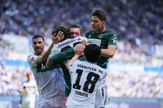 2 Bundesliga, Karlsruher SC vs Hannover 96, 25 04 2026 Goal celebration for 1 2 by Kolja Oudenne Hannover 96, 29 2 Bundesliga, Karlsruher SC vs Hannover 96, BBBank Wildpark Karlsruhe, 25 04 2026 DFB DFL REGULATIONS PROHIBIT ANY USE OF PHOTOGRAPHS AS IMAGE SEQUENCES AND OR QUASI VIDEO Copyright: xBEAUTIFULxSPORTS Boscox