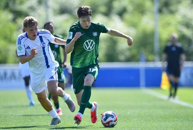 Schalke 04 U19 VfL Wolfsburg U19 FOR EDITORIAL PURPOSES ONLY EDITORIAL USE ONLY p Soccer U19 DFB Junior League Main Round League A Group B 10 GAME DAY Schalke 04 U19 VfL Wolfsburg U19 on 25 04 2026 at Parkstadion in Gelsenkirchen Karlo Mijo Simic VfL Wolfsburg U19 , front Silas Thier Schalke 04 U19 , back Germany North Rhine-Westphalia Gelsenkirchen Copyright ThorstenxTillmann Copyright: ThorstenxTillmann doc85kkm5ktjx53ctoztp4 ,EDITORIAL USE ONLY Copyright: ThorstenxTillmann