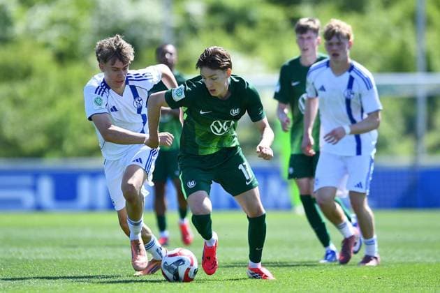 Schalke 04 U19 VfL Wolfsburg U19 FOR EDITORIAL PURPOSES ONLY EDITORIAL USE ONLY p Soccer U19 DFB Junior League Main Round League A Group B 10 GAME DAY Schalke 04 U19 VfL Wolfsburg U19 on 25 04 2026 at Parkstadion in Gelsenkirchen Niclas Damberg Schalke 04 U19 , left Karlo Mijo Simic VfL Wolfsburg U19 , right Germany North Rhine-Westphalia Gelsenkirchen Copyright ThorstenxTillmann Copyright: ThorstenxTillmann doc85kkm5yks7pypuvppch ,EDITORIAL USE ONLY Copyright: ThorstenxTillmann