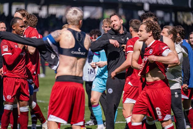25 04 2026, Soccer, 2 Bundesliga, 31 Matchday Season 2025 2026, Preußen Münster DSC Arminia Bielefeld, The players of Arminia Bielefeld are happy about the victory, Coach Mitch Kniat Arminia Bielefeld sends the players to the fans, xRHR PHOTO TKx Copyright: RHR-FOTOx RHR-FOTO TK