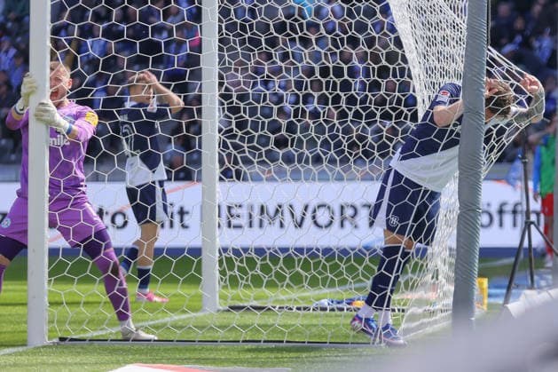 25 04 2025, xtgx, Fußball 2 Bundesliga, Hertha BSC Berlin Holstein Kiel emspor, v l Dawid Kownacki Hertha, 9 enttaeuscht, enttäuscht, schaut enttaeuscht, niedergeschlagen, disappointed DFLB DFB REGULATIONS PROHIBIT ANY USE OF PHOTOGRAPHS as IMAGE SEQUENCES and or QUASI VIDEO Berlin