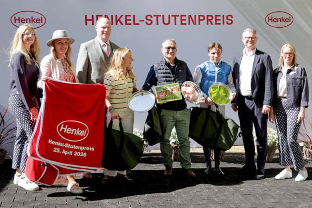 25 04 2026, Duesseldorf, Nordrhein Westfalen, GER Award ceremony Indifferente with Hugo Journiac wins the Henkel Stutenpreis Galopprennbahn Duesseldorf Grafenberg Award ceremony, Indifferente, Journiac, victory 260425SG995DUESSELDORF JPG