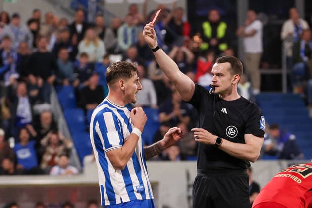 2026 04 25 xjfx 2 Bundesliga SV Darmstadt 98 SV 07 Elversberg v l , referee Richard Hempel shows Patric Pfeiffer SV Darmstadt 98 the red card, Matej Maglica SV Darmstadt 98 appeals DFL DFB REGULATIONS PROHIBIT ANY USE OF PHOTOGRAPHS as IMAGE SEQUENCES and or QUASI VIDEO Copyright: JoaquimxFerreira