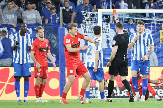 25 04 2026, xtvx, Soccer 2 Bundesliga, SV Darmstadt 98 SV Elversberg v l Red card, red card Patric Pfeiffer SV Darmstadt 98 Referee Richard Hempel DFL DFB REGULATIONS PROHIBIT ANY USE OF PHOTOGRAPHS as IMAGE SEQUENCES and or QUASI VIDEO Darmstadt