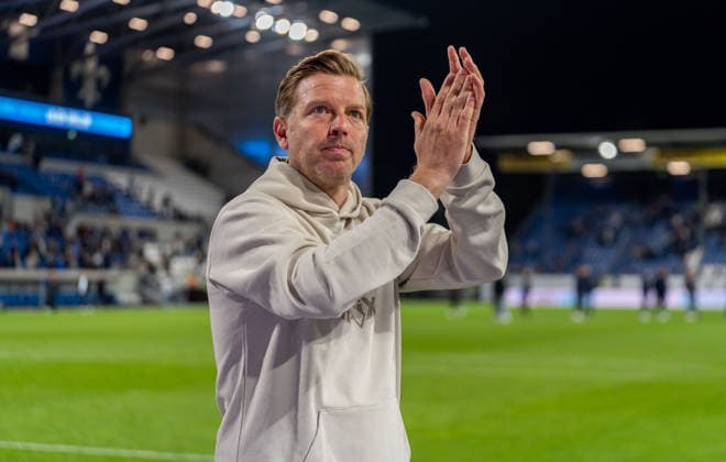 Crop, Portrait, Emotion, Applause, Clapping Florian Kohfeldt SV Darmstadt 98, Head coach after the final whistle, GER, SV Darmstadt 98 vs SV Elversberg, Football, 2 Bundesliga, Matchday 31, Season 2025 2026, 25 04 2026, DFL REGULATES PROHIBIT ANY USE OF PHOTOGRAPHS AS IMAGE SEQUENCES AND OR QUASI VIDEO, GER, SV Darmstadt 98 vs SV Elversberg, Football, 2 Bundesliga, Matchday 31, Season 2025 2026, 25 04 2026 Darmstadt Copyright: xEibner-Pressefoto Jan-NiclasxGrox EP_JGG