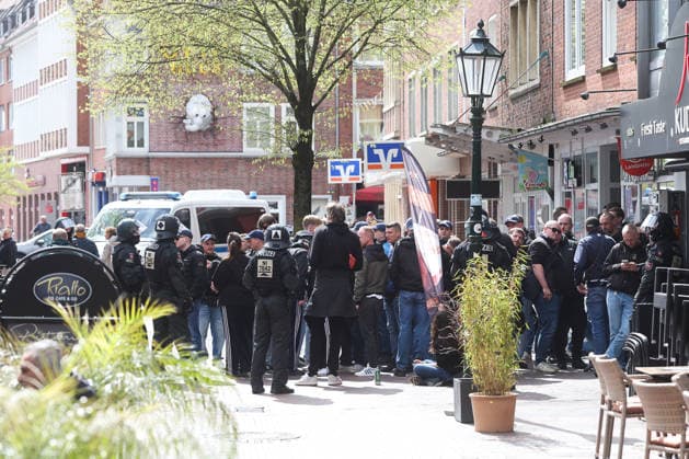 26 04 2026, Football, Men, Regionalliga Nord, Matchday 31, BSV Kickers Emden VfB Oldenburg In the run-up to the match, there was an altercation between rival fans in Emden city center