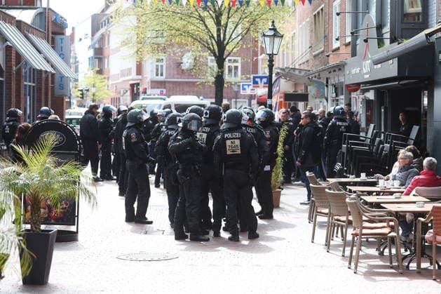 26 04 2026, Football, Men, Regionalliga Nord, Matchday 31, BSV Kickers Emden VfB Oldenburg In the run-up to the match, there was an altercation between rival fans in Emden city center