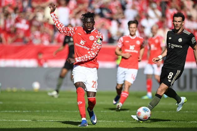 Danny DA COSTA MZ vs Leon GORETZKA M Action, duel, 1 FSV Mainz 05 MZ FC Bayern Muenchen M 3 4 Football 1 Bundesliga season 2025 2026, 31 Spieltag, Spieltag31, matchday31, am 25 04 2026, MEWA Arena Mainz DFL regulations prohibit any use of photographs as image sequences and or quasi video Â