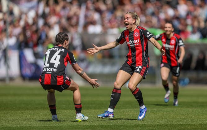 GER, Frankfurt, Eintracht Frankfurt vs VfL Wolfsburg, Google Pixel Bundesliga, Football, DFB, Season 2025 2026, Stadion am Brentanobad, 23 Matchday in picture Nadine Riesen Eintracht Frankfurt Women 22 scores the 3 0, Goal, Cheers and joy, Emotions, Team, Geraldine Reuteler Eintracht Frankfurt Women 14 DFB DFL REGULATIONS PROHIBIT ANY USE OF PHOTOGRAPHS AS IMAGE SEQUENCES AND OR QUASI VIDEO, 26 04 2026 Copyright: HMBxMedia HendrikxHamelau