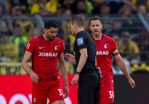 Vincenzo Grifo SC Freiburg, 32 and Christian Guenter SC Freiburg, 30 talk to Dr Robin Braun DFB referee Borussia Dortmund SC Freiburg, 31 Matchday, 1 Bundesliga in Dortmund, Signal Iduna Park DFL regulations prohibit any use of photographs as image sequences and or quasi video Copyright: HMBxMedia xMarcoxBader