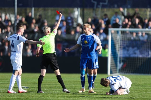26 04 2026, Soccer, Men, Regionalliga Nord, Matchday 31, BSV Kickers Emden VfB Oldenburg Referee Luca Sambill shows Marvin Eilerts blue 11 BSV Kickers Emden the red card
