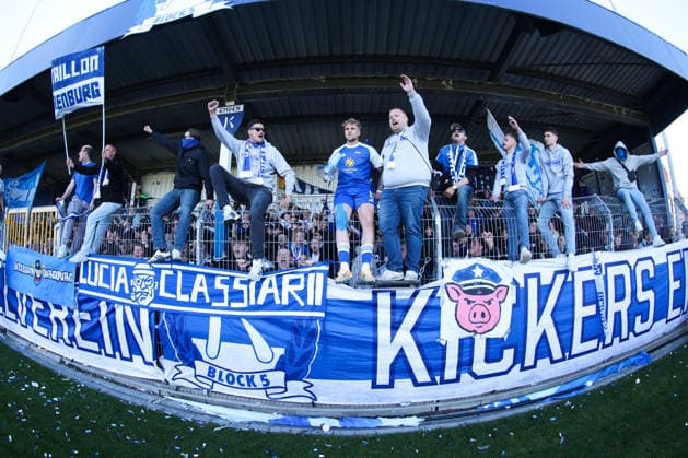 26 04 2026, Soccer, Men, Regionalliga Nord, Matchday 31, BSV Kickers Emden VfB Oldenburg Marvin Eilerts blue 11 BSV Kickers Emden celebrates with the fans on the fence