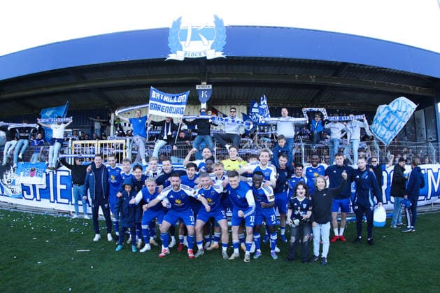 26 04 2026, Soccer, Men, Regionalliga Nord, Matchday 31, BSV Kickers Emden VfB Oldenburg The BSV team celebrates in front of the fan block
