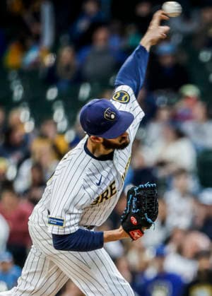 Milwaukee Brewers relief pitcher Aaron Ashby throws in the eighth inning of the MLB, Baseball Herren, USA game between the Pittsburgh Pirates and the Milwaukee Brewers at American Family Field in Milwaukee, Wisconsin on Sunday, April 26, 2026.  MIL20260426828 TANNENxMAURY