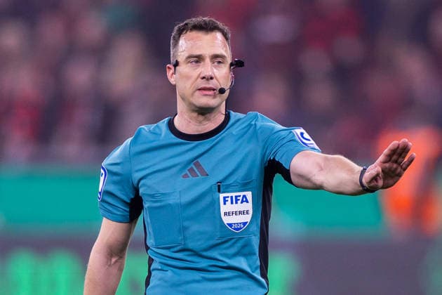 22 04 2026, Football, DFB Cup semi-final, Bayer 04 Leverkusen FC Bayern Munich Referee Felix Zwayer GER waits for the decision of the VAR Leverkusen BayArena NRW Germany xRHR PHOTO DEx Copyright: DennisxEwert RHR-FOTOx RHR-FOTO DE