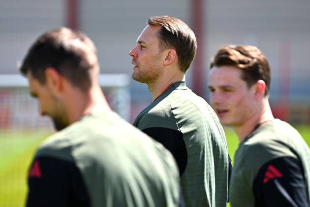 from left Sven ULREICH,Goalkeeper Bayern Muenchen , Manuel NEUER Goalkeeper Bayern Muenchen , Goalkeeper Jonas URBIG Bayern Muenchen Final training Bayern Muenchen on 27 04 2026 Football Champions League Semi-Final Paris Saint Germain PSG FC Bayern Muenchen on 28 04 2026