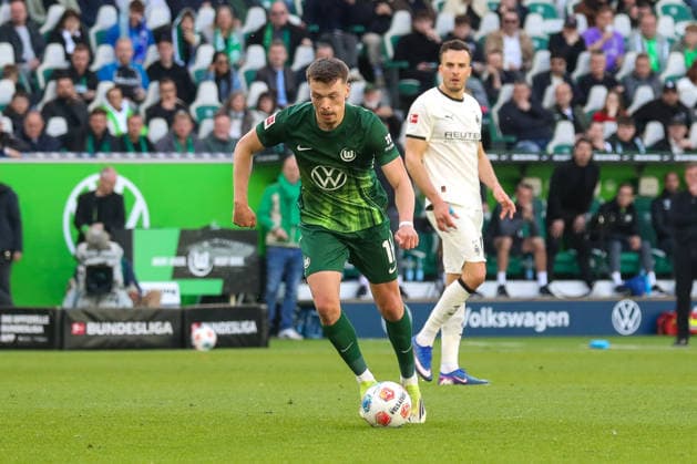 25 04 2026, xgox, Fußball 1 Bundesliga VfL Wolfsburg Borussia Moenchengladbach emspor, v l Dzenan Pejcinovic Wolfsburg, 17 am Ball, plays the ball DFL DFB REGULATIONS PROHIBIT ANY USE OF PHOTOGRAPHS as IMAGE SEQUENCES and or QUASI VIDEO Wolfsburg