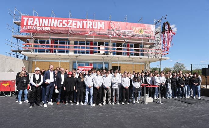 Group photo womens and mens team Press event for the topping-out ceremony training center Alte Försterei Sport Football Soccer Bundesliga Men DFL Season 2025 2026 29 04 2026 1 FC Union Berlin FCU DFL regulations prohibit any use of photographs as image sequences and or quasi video