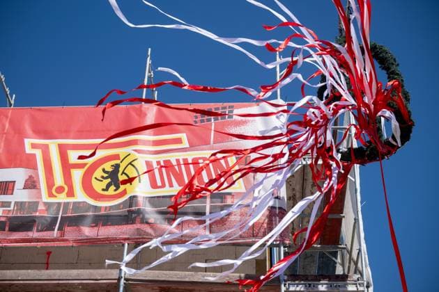 Soccer, men and women, 2025 2026 season, 1 Bundesliga, 1 FC Union Berlin, topping-out ceremony for the future functional building for men and women at the Alte Försterei training center, in the picture topping-out wreath in the stadium An der Alten Försterei, 29 04 2026, Copyright: xMatthiasxKochx