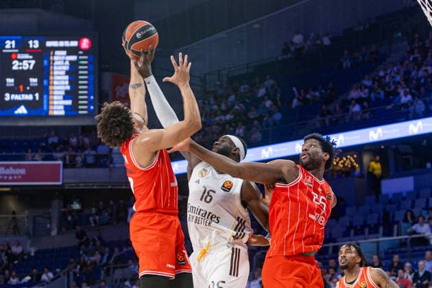 ESP Real Madrid v Hapoel IBI Tel Aviv Euroleague PlayOff Game 1 Usman Garuba of Real Madrid and Collin Malcolm fighting for the rebound during the Euroleague match, PlayOff Game 1, between Real Madrid and Hapoel IBI Tel Aviv played at Movistar Arena Stadium on April 29 2026 in Madrid Spain Spain Madrid Spain Basketball Copyright: xAlbaxPachecox xAgenciaxLOFx