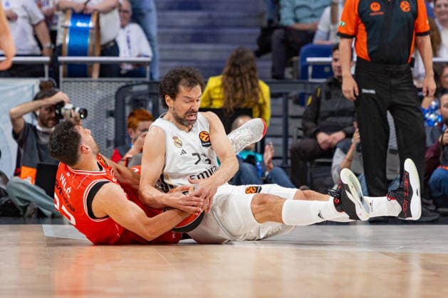 ESP Real Madrid v Hapoel IBI Tel Aviv Euroleague PlayOff Game 1 Sergio Llull of Real Madrid fighting for the possession s ball with Vasilije Micic of Hapoel IBI Tel Aviv during the Euroleague match, PlayOff Game 1, between Real Madrid and Hapoel IBI Tel Aviv played at Movistar Arena Stadium on April 29 2026 in Madrid Spain Madrid Spain Basketball Copyright: xAlbaxPachecox xAgenciaxLOFx