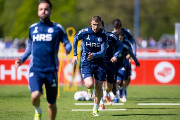 30 04 2026, Football, FC Schalke 04 training Edin Dzeko FC Schalke 04 sprints Gelsenkirchen training ground FC Schalke 04 NRW Germany xRHR PHOTO YYx Copyright: RHR-FOTOx RHR-FOTO YY