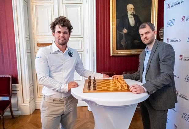 MALMÖ 2026 04 30 Norways Magnus Carlsen and Swedens Nils Grandelius at Thursdays press conference after the draw at Radhuset in Malmö for the TePe Sigeman chess tournament MALMÖ SWEDEN x50090x  Copyright: xJohanxNilssonx xTTx LOTTNING OCH PRESSTRÄFF SCHACKTURNERINGEN TEPE SIGEMAN