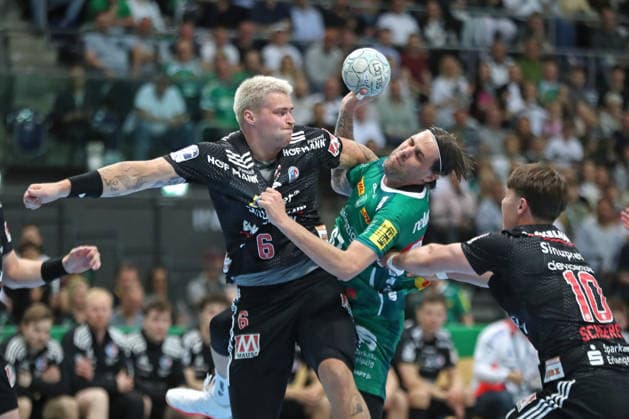 Handball DAIKIN HBL, SC DHfK Leipzig HC Erlangen 30 04 2026 Dean Bombac 67, SC DHfK Leipzig collides with Marek Nissen 6, HC Erlangen Handball, DAIKIN HBL, 1 Bundesliga, Season 2025 2026, Matchday 30 SC DHfK Leipzig vs HC Erlangen on 30 04 2026 at Quarterback Immobilien Arena Leipzig Copyright: xBEAUTIFULxSPORTS JanxKaeferx