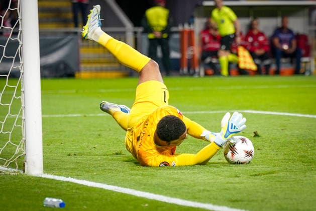 Portugal Football Europa League 2025 2026, semi-final Sporting Braga vs SC Freiburg Estadio Municipal de Braga POR Noah Atubolu SC Freiburg, 01 saves penalty kick Copyright: xJOERANxSTEINSIEKx