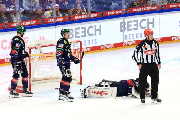 DEU, DEL, 1 EBL, Eisbaeren vs Adler Mannheim, 30 04 2026, Uber Arena, Berlin, DEU, DEL, 1 EBL, Eisbaeren vs Adler Mannheim, in the picture Eisbaeren player circle, Manuel Wiederer Eisbaeren Berlin 21 , Jonas Mueller Eisbaeren Berlin 18 , Jonas Stettmer Eisbaeren Berlin 1 nordphotoxGmbHx xEngler nph00076