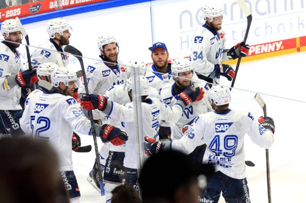 DEU, DEL, 1 EBL, Eisbaeren vs Adler Mannheim, 30 04 2026, Uber Arena, Berlin, DEU, DEL, 1 EBL, Eisbaeren vs Adler Mannheim, im Bild 3 4 JMannheimer Spielerkreis, ubel, jubel, Freude, Glueck, glücklich, positive emotions, nordphotoxGmbHx xEngler nph00076