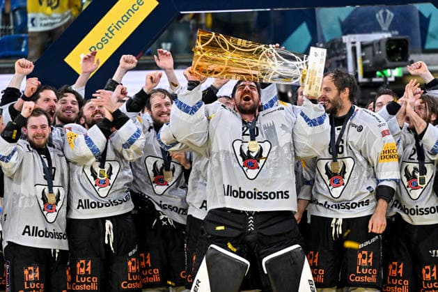 DAVOS, SWITZERLAND APRIL 30 goalkeeper Reto Berra of Fribourg celebrates the victory during game 7 of the National League Final between HC Davos v HC Fribourg Gotteron on April 30, 2026 in Davos, Switzerland Davos Graubunden Switzerland Copyright: xJustPictures.ch AndreaxBrancax jp-en-EuSpIm-AB-30042026AAB_6696
