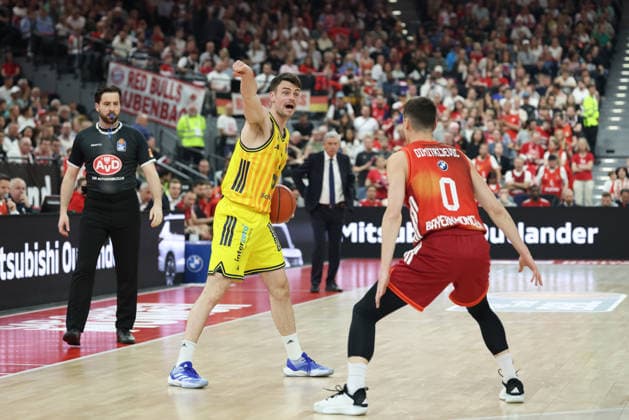 Jonas Mattisseck Alba Berlin, 09 gesturing with ball, with Nenad Dimitrijevic FC Bayern Basketball, 00 , GER, FC Bayern Basketball vs Alba Berlin, Basketball, easycredit Basketball Bundesliga, 27 Matchday, Season 2025 2026, 01 05 2026, GER, FC Bayern Basketball vs Alba Berlin, Basketball, easycredit Basketball Bundesliga, 27 Matchday, Season 2025 2026, 01 05 2026 Munich Copyright: xEibner-Pressefoto JennixMaulx EP_JML
