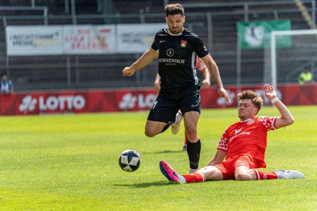 02 05 2026, xdaymx, Fussball Regionalliga Suedwest, FSV Mainz 05 U23 SG Sonnenhof Grossaspach Michael Kleinschrodt SG Sonnenhof Großaßbach is straddled by Jason Amann Mainz 05 U23 DFL DFB REGULATIONS PROHIBIT ANY USE OF PHOTOGRAPHS as IMAGE SEQUENCES and or QUASI VIDEO Mainz