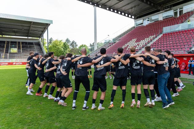 02 05 2026, xdaymx, Fussball Regionalliga Suedwest, FSV Mainz 05 U23 SG Sonnenhof Grossaspach Team of SG Sonnenhof Grossaspach celebrates exuberantly after the 0 0 in Mainz the promotion to the 3 Liga DFL DFB REGULATIONS PROHIBIT ANY USE OF PHOTOGRAPHS as IMAGE SEQUENCES and or QUASI VIDEO Mainz