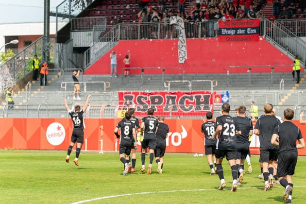 02 05 2026, xdaymx, Fußball Regionalliga Suedwest, FSV Mainz 05 U23 SG Sonnenhof Grossaspach Mannschaft von Sonnenhof Grossaspach nach dem Schlusspfiff Spieler rennen jubilant zu den mitgereisten Fans und feiern den Aufstieg DFL DFB REGULATIONS PROHIBIT ANY USE OF PHOTOGRAPHS as IMAGE SEQUENCES and or QUASI VIDEO Mainz